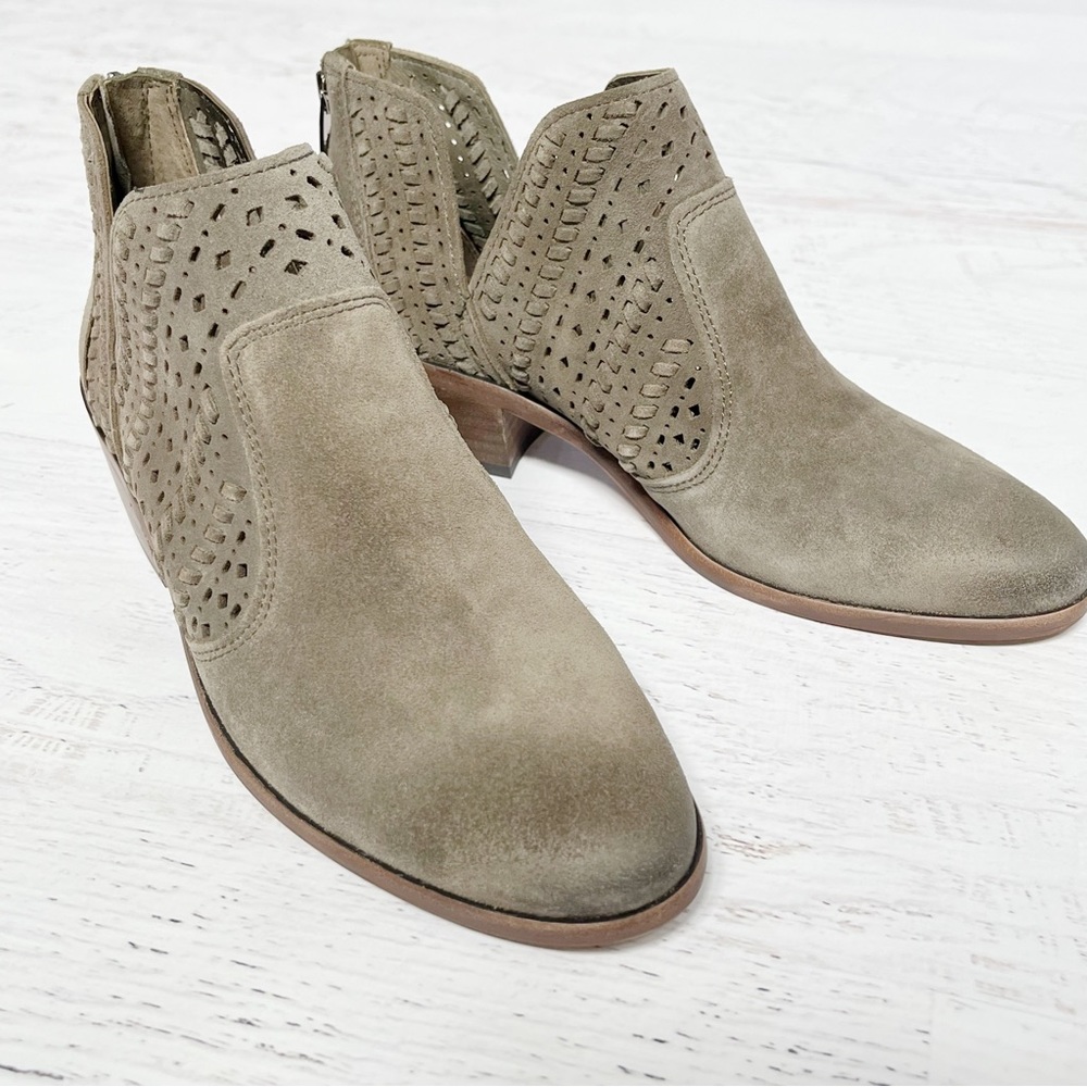 NIB Vince Camuto Prasata Ankle Bootie in Taupe Size 9